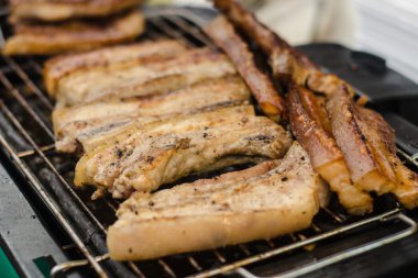 pazarda ızgara domuz .