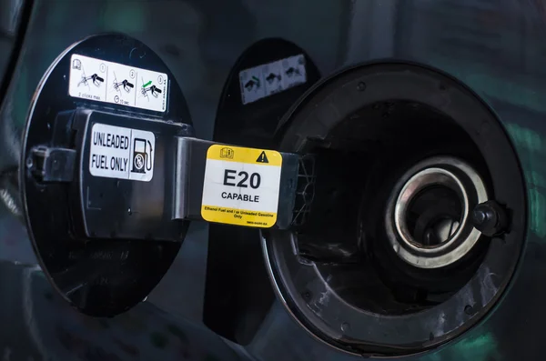 Araba yakıt tankı kapağı açıldı.