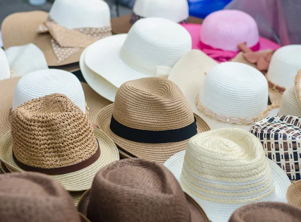 Chapeaux sur le marché. — Photo