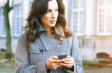 İş kadını cep telefonu kullanmak