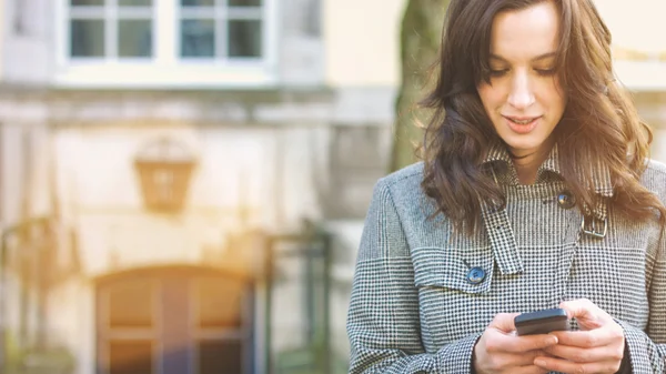 Zakenvrouw haar mobiele telefoon gebruiken — Stockfoto