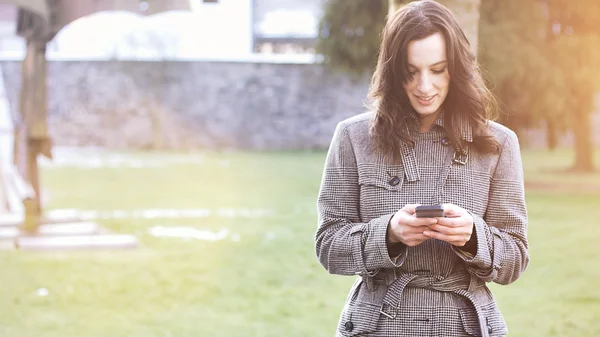 実業家は、彼女の携帯電話を使用してください。 — ストック写真