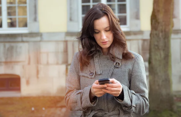 実業家は、彼女の携帯電話を使用してください。 — ストック写真