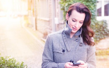 İş kadını cep telefonu kullanmak