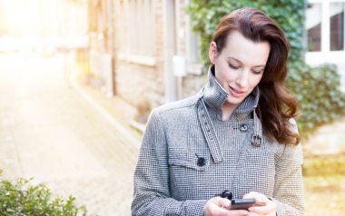 İş kadını cep telefonu kullanmak