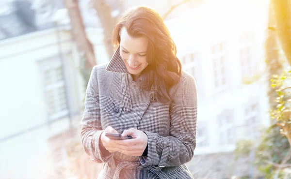 実業家は、彼女の携帯電話を使用してください。 — ストック写真