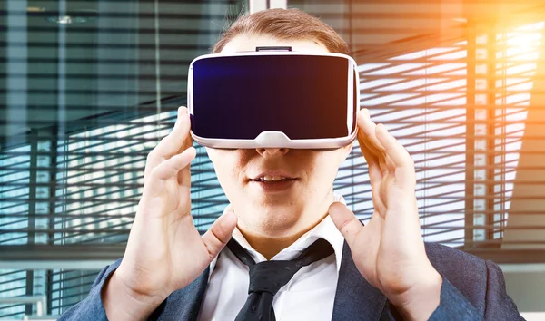 Empresario utiliza realidad virtual VR cabeza pantalla montada —  Fotos de Stock