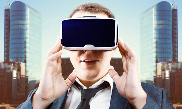 Homme d'affaires utilise la réalité virtuelle VR affichage monté sur la tête — Photo