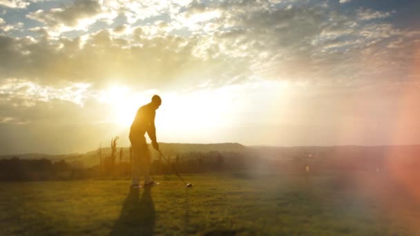 Jugar al golf en la hermosa mañana de verano — Vídeos de Stock