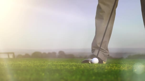 Jouer au golf sur la belle matinée d'été — Video