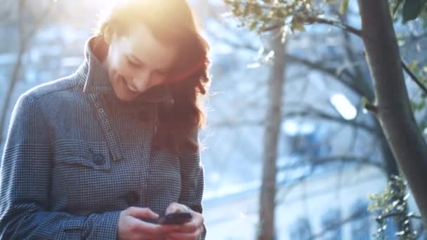 Attraktive Geschäftsfrau mit Smartphone — Stockvideo