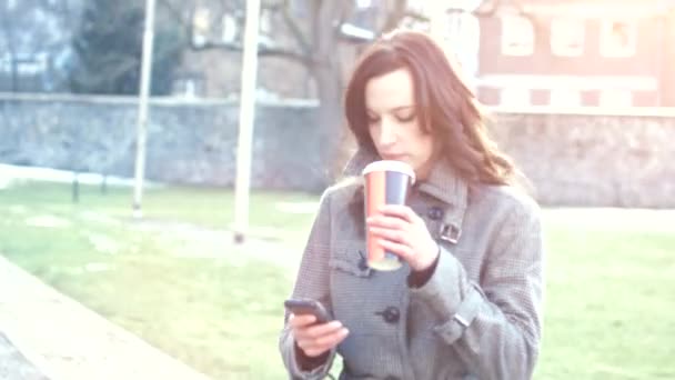 Attraente donna d'affari all'aperto con telefono cellulare e caffè — Video Stock