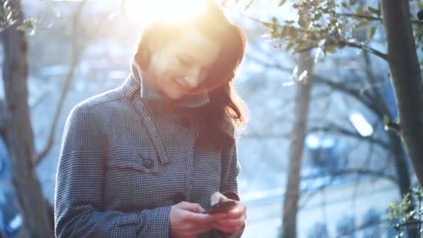 Attraktiva affärskvinna med smartphone — Stockvideo