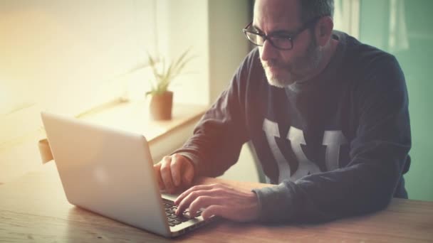 Creatieve Business Man werken met laptop in zijn van zijn kantoor / bureau — Stockvideo