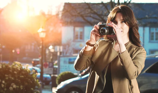 Tourist taking a photograph with vintage camera — Stock Photo, Image