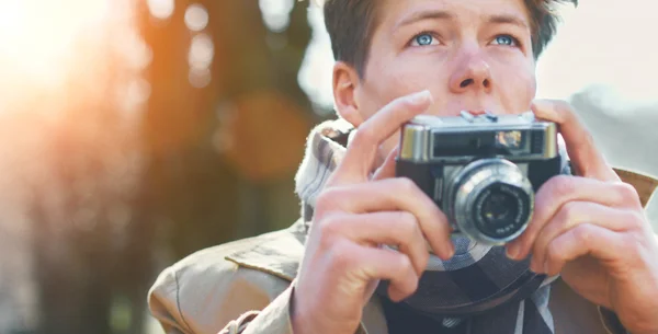 Tourist taking a photograph with vintage camera — Stock Photo, Image