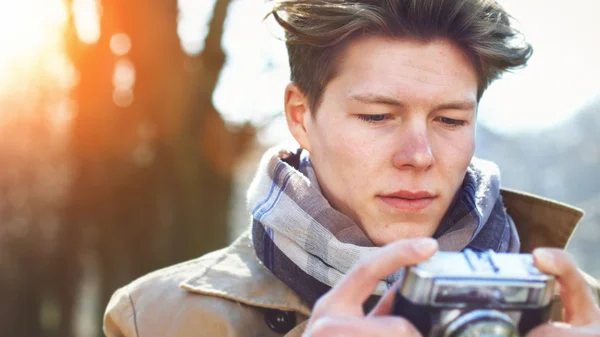 Tourist taking a photograph with vintage camera — Stock Photo, Image