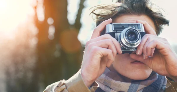 Tourist taking a photograph with vintage camera — Stock Photo, Image