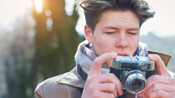 Tourist taking a photograph with vintage camera — Stock Photo, Image