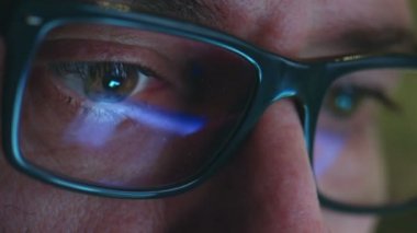 Geceleri çalışan adam gözlüklü