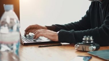 Dizüstü ofisinde çalışan iş adamı