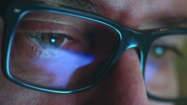 Geceleri çalışan adam gözlüklü