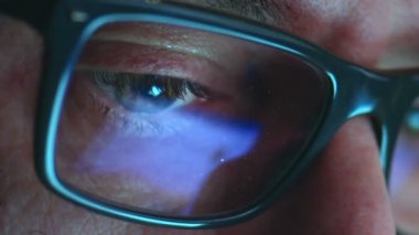 Geceleri çalışan adam gözlüklü