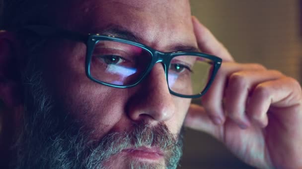 Hombre con gafas que trabaja de noche — Vídeo de stock