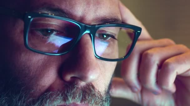 Людина в окулярах, яка працює вночі — стокове відео