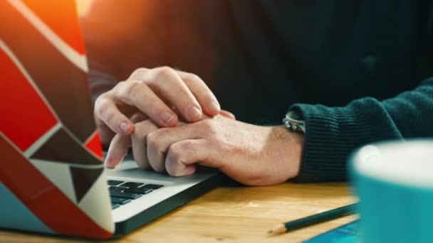 Affärsman knacka skrivbord med fingrar i office — Stockvideo