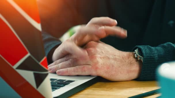 Geschäftsmann zapft Schreibtisch mit Fingern im Büro an — Stockvideo