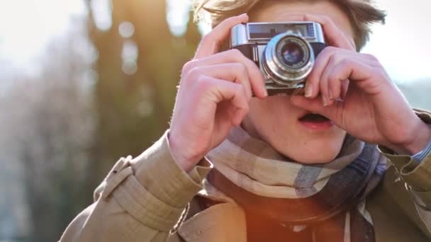 Tourist taking a photograph — Stock Video