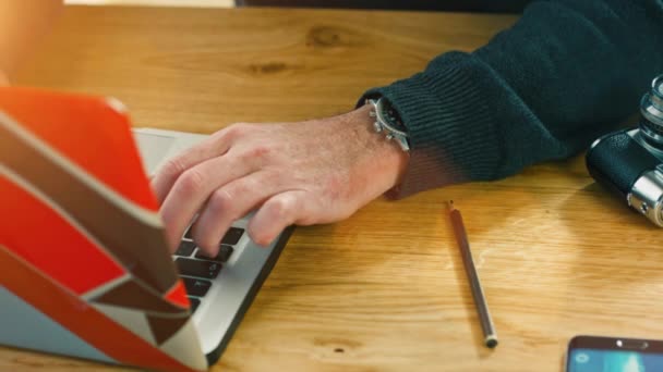 Affärsman knacka skrivbord med fingrar i office — Stockvideo