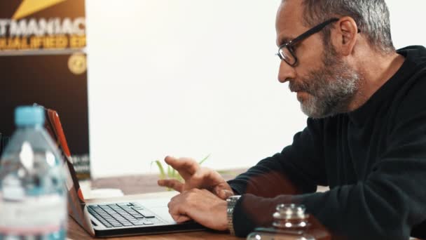 Esperando Empresario en la oficina de la pequeña empresa — Vídeos de Stock