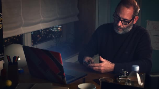 Homem de negócios trabalhando com laptop em seu escritório — Vídeo de Stock