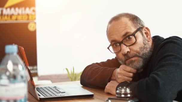 Waiting Businessman in small business office — Stock Video