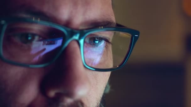 Hombre con gafas que trabaja de noche — Vídeos de Stock