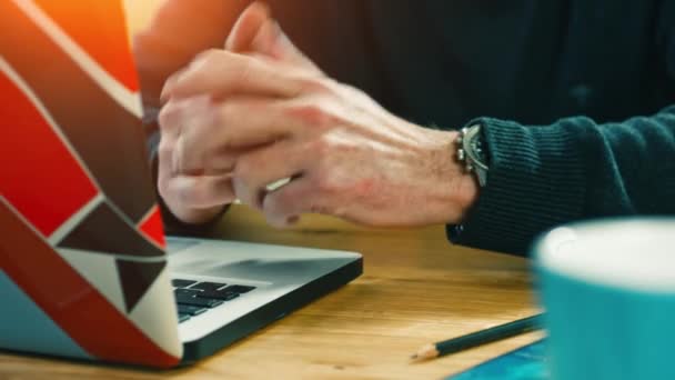 Affärsman knacka skrivbord med fingrar i office — Stockvideo