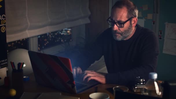 Homem de negócios trabalhando com laptop no escritório — Vídeo de Stock