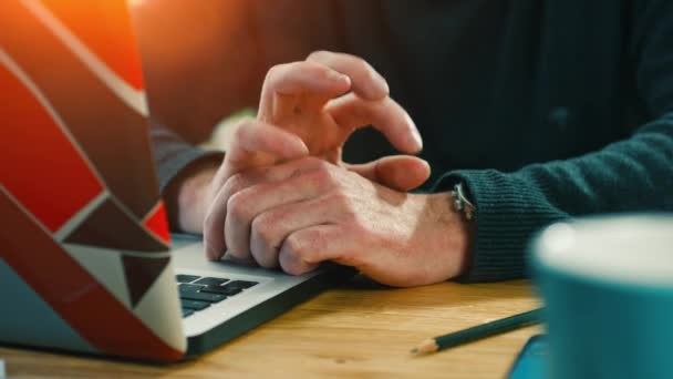 Бизнесмен стучит по столу с пальцами в офисе — стоковое видео