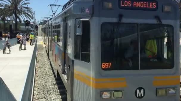 Treno della linea expo a Los Angeles angoli — Video Stock