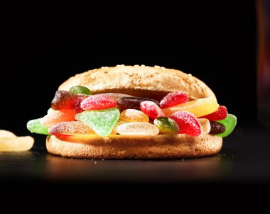 Renkli sakızlı şeker yapılmış lezzetli ev yapımı Hamburger