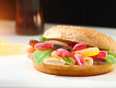 Renkli sakızlı şeker yapılmış lezzetli ev yapımı Hamburger