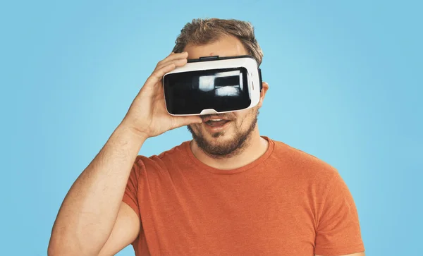 Молодой человек в очках виртуальной реальности. — стоковое фото