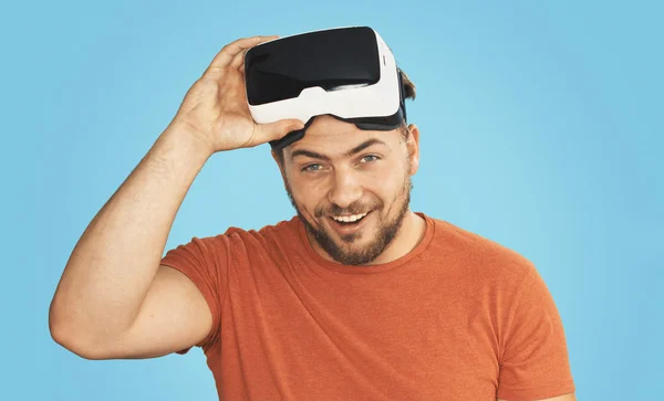 Jovem vestindo óculos de realidade virtual. — Fotografia de Stock