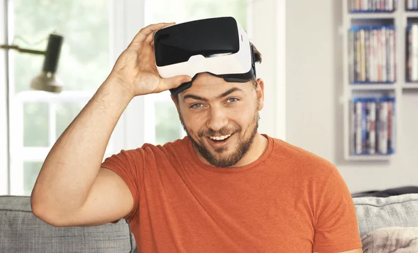 Молодой человек в очках виртуальной реальности. — стоковое фото