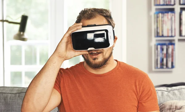 Joven con gafas de realidad virtual. —  Fotos de Stock