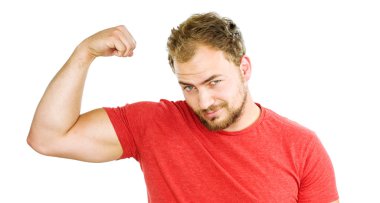 Genç adam kaslarını gösteriyor.