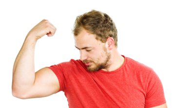 Genç adam kaslarını gösteriyor.