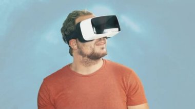  Sanal gerçeklik gözlüğü takan adam.